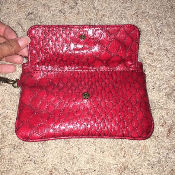 Red snake skin Jessica Simpson wristlet - Picture 2 of 4